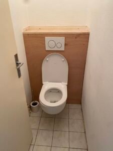 remplacement d’un bâti support qui avait une fuite, le client a demandé à faire un habillage en bois contreplaqué marine (après)